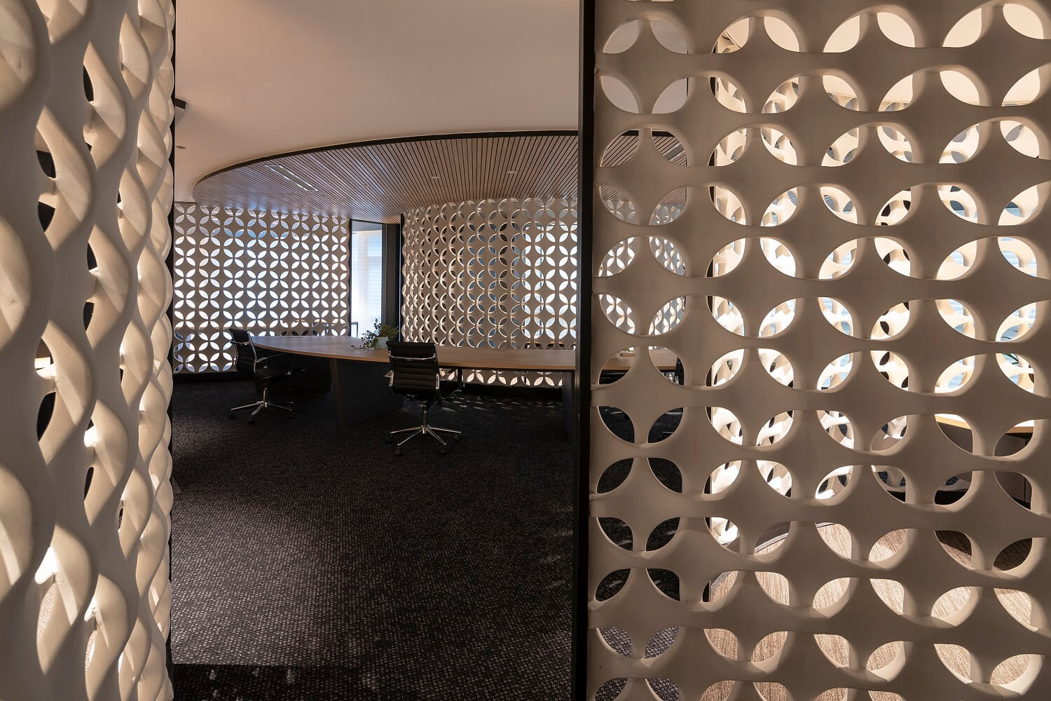 Woven Screen Office - Takashi Niwa Architects